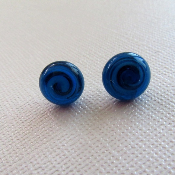 Blue swirled glass stud pierced earrings - Picture 3 of 4